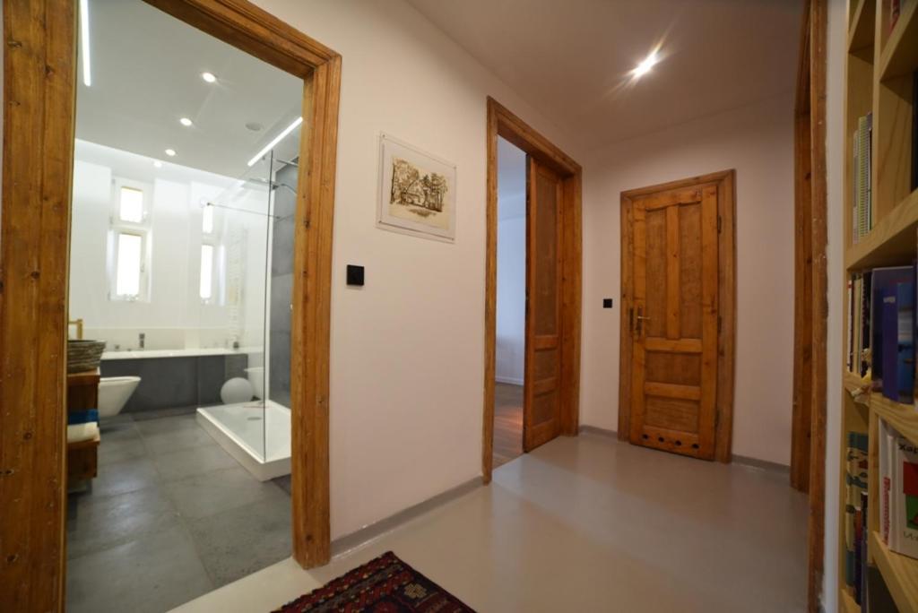 Designer 110m2 With King Size Beds&equipped Kitchen Apartment